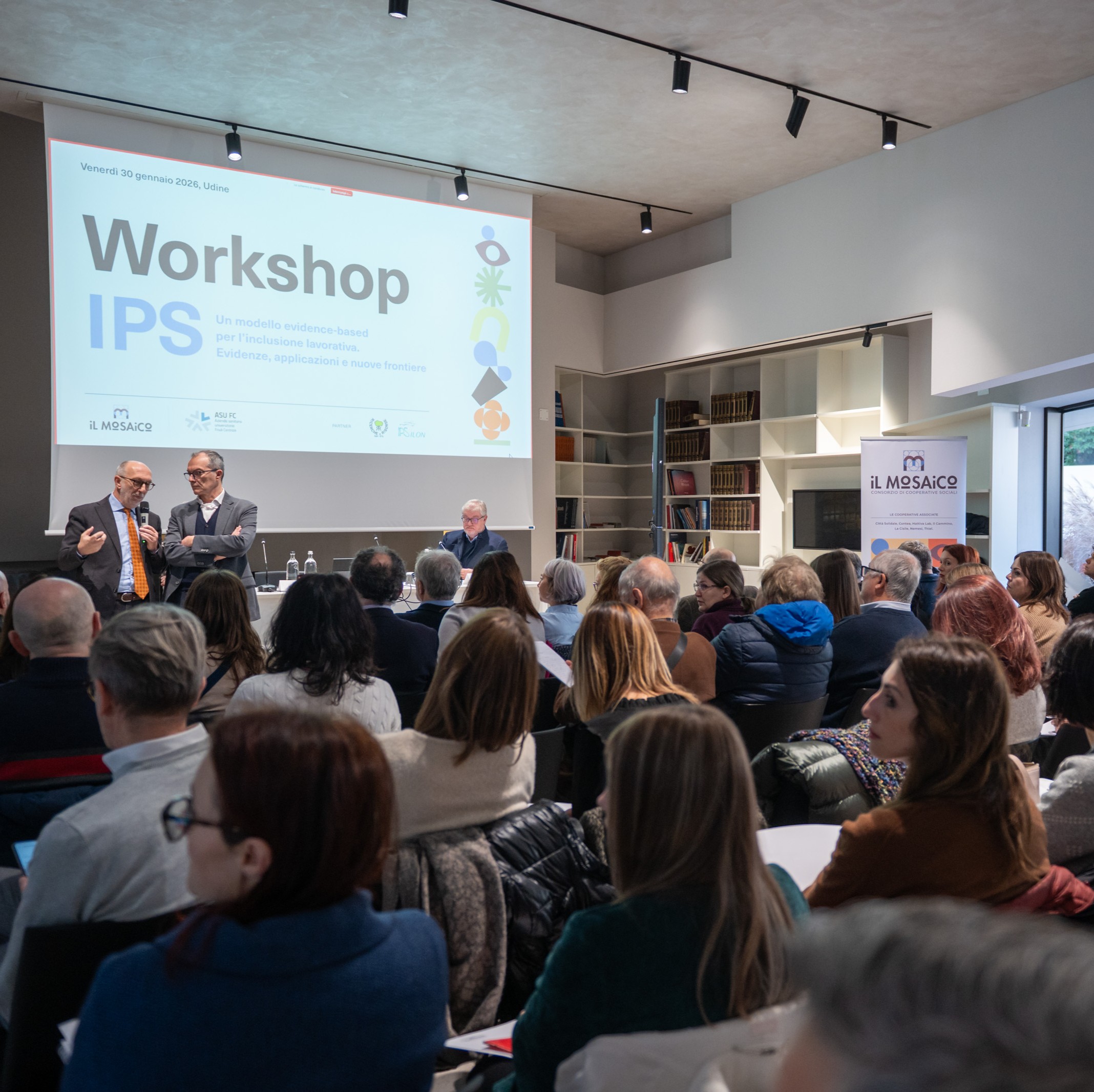 Sala convegni della Torre di Santa Maria, pubblico partecipa all'evento "Workshop IPS" organizzato da Il Mosaico